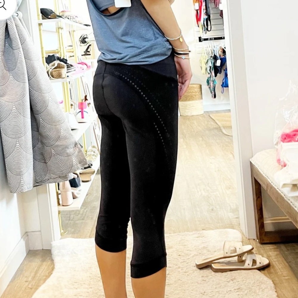 Lululemon Cropped Mid Rise Capri Workout Running Leggings (SIZE 6)